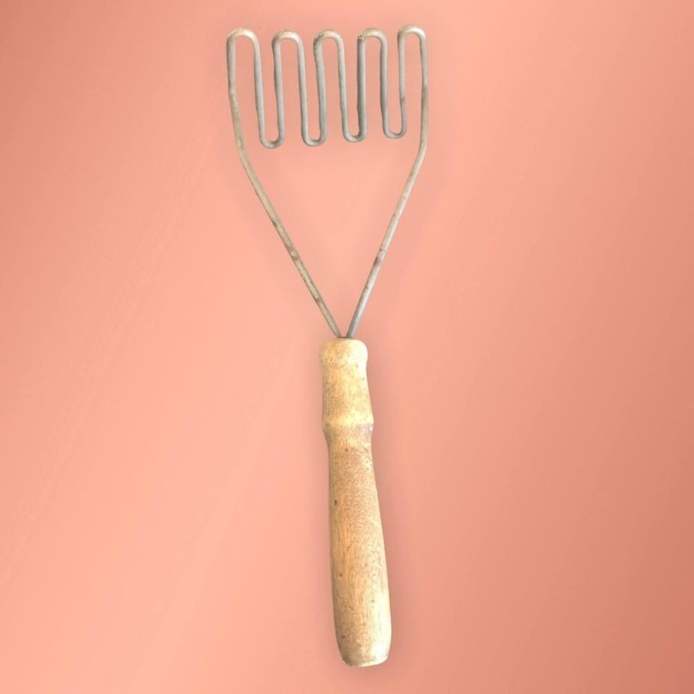 Vintage potato masher / smasher ! Canning utensil, rustic decor
